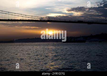 Vista mozzafiato di Istanbul al crepuscolo sul Bosforo Foto Stock