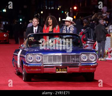 Los Angeles, Stati Uniti. 1 dicembre 2024. Il cast di 'The Bay' naviga lungo Hollywood Blvd. Durante la 92a sfilata annuale di Natale di Hollywood a Los Angeles, domenica 1 dicembre 2024. Foto di Greg Grudt/UPI credito: UPI/Alamy Live News Foto Stock