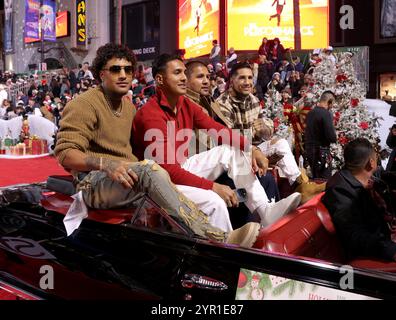 Los Angeles, Stati Uniti. 1 dicembre 2024. La Vargas Dynasty attraversa Hollywood Blvd. Durante la 92a sfilata annuale di Natale di Hollywood a Los Angeles, domenica 1 dicembre 2024. Foto di Greg Grudt/UPI credito: UPI/Alamy Live News Foto Stock