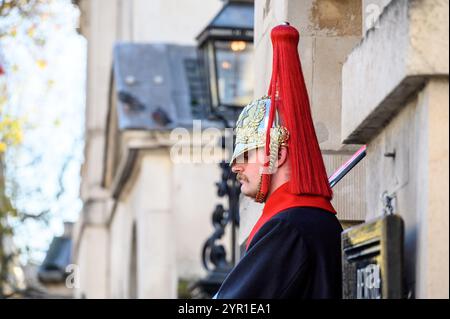 Londra, Regno Unito. Membro della Household Cavalry (Blues and Royals) a cavallo fuori dalla Horseguards Parade a Whitehall Foto Stock