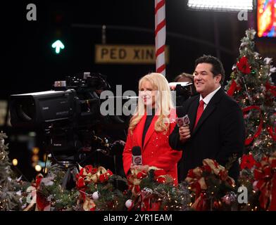 Los Angeles, Stati Uniti. 1 dicembre 2024. Laura McKenzie e Dean Cain partecipano alla 92a sfilata annuale di Natale di Hollywood a Los Angeles domenica 1 dicembre 2024. Foto di Greg Grudt/UPI credito: UPI/Alamy Live News Foto Stock