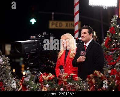 Los Angeles, Stati Uniti. 1 dicembre 2024. Laura McKenzie e Dean Cain partecipano alla 92a sfilata annuale di Natale di Hollywood a Los Angeles domenica 1 dicembre 2024. Foto di Greg Grudt/UPI credito: UPI/Alamy Live News Foto Stock