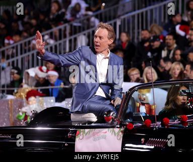 Los Angeles, Stati Uniti. 1 dicembre 2024. Clay Aiken naviga lungo Hollywood Blvd. Durante la 92a sfilata annuale di Natale di Hollywood a Los Angeles, domenica 1 dicembre 2024. Foto di Greg Grudt/UPI credito: UPI/Alamy Live News Foto Stock