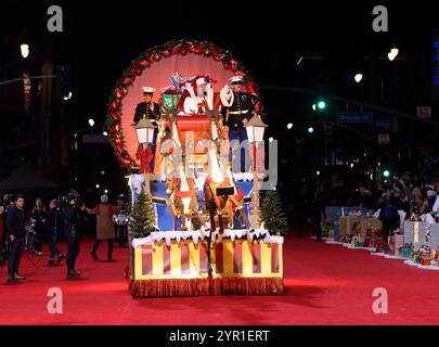 Los Angeles, Stati Uniti. 1 dicembre 2024. Babbo Natale naviga lungo Hollywood Blvd. Durante la 92a sfilata annuale di Natale di Hollywood a Los Angeles, domenica 1 dicembre 2024. Foto di Greg Grudt/UPI credito: UPI/Alamy Live News Foto Stock