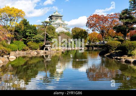 Castello di Osaka, vista panoramica del museo del castello di osaka al tramonto del cielo in autunno, Osaka, Giappone. Foto Stock