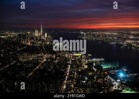 New York, Stati Uniti. 30 ottobre 2024. Lower Manhattan e il One World Trade Center sono visti al crepuscolo da The Edge, un ponte osservatorio a Hudson Yards, Midtown Manhattan, New York City, Stati Uniti. Dall'altra parte del fiume Hudson c'è Jersey City, nello stato del New Jersey. (Credit Image: © Apolline Guillerot-Malick/SOPA Images via ZUMA Press Wire) SOLO PER USO EDITORIALE! Non per USO commerciale! Foto Stock