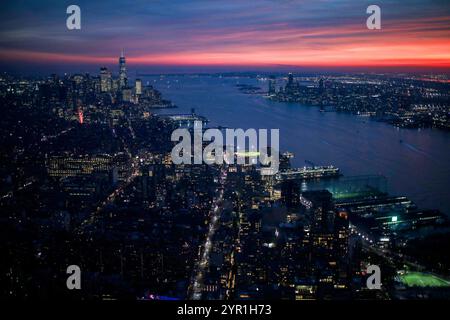 New York, Stati Uniti. 30 ottobre 2024. Lower Manhattan e il One World Trade Center sono visti al crepuscolo da The Edge, un ponte osservatorio a Hudson Yards, Midtown Manhattan, New York City, Stati Uniti. Dall'altra parte del fiume Hudson c'è Jersey City, nello stato del New Jersey. (Credit Image: © Apolline Guillerot-Malick/SOPA Images via ZUMA Press Wire) SOLO PER USO EDITORIALE! Non per USO commerciale! Foto Stock