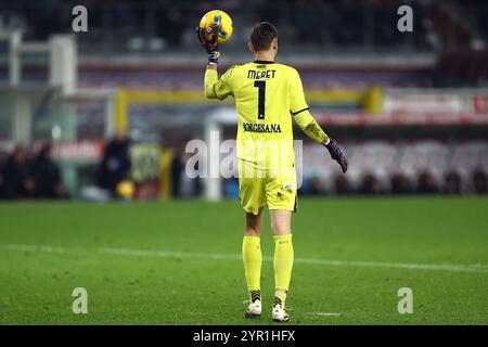 Torino, Italia. 1 dicembre 2024. Alex Meret della SSC Napoli controlla il pallone durante la partita di serie A tra Torino FC e SSC Napoli allo Stadio Olimpico il 1° dicembre 2024 a Torino. Crediti: Marco Canoniero/Alamy Live News Foto Stock