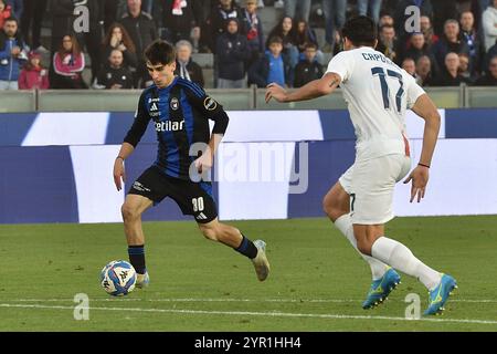 Alessandro Arena (Pisa) sventato da Alessandro Caporale (Cosenza) durante AC Pisa vs Cosenza calcio, partita italiana di serie B a Pisa, Italia, 1 dicembre 2024 Foto Stock