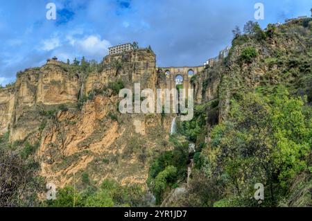 Ronda, Spagna 11 marzo 2024: Una veduta del ponte Puente Nuevo sul fiume Guadalevin Foto Stock