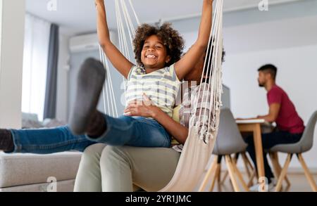 Ritratto di madre africana che si abbraccia con sua figlia, si gode un momento d'amore, si diverte insieme Foto Stock
