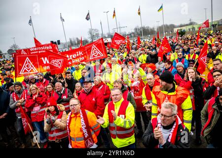 Emden, Germania. 2 dicembre 2024. Gli scioperanti si trovano di fronte allo stabilimento Volkswagen di Emden. IG Metall sta invitando i dipendenti di diversi stabilimenti Volkswagen in Germania a fare scioperi di avvertimento. Credito: Sina Schuldt/dpa/Alamy Live News Foto Stock