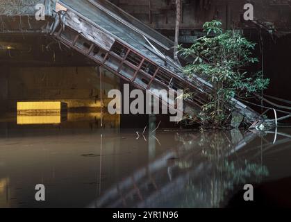 Bangkok, Tailandia - 7 febbraio 2022 - spettacolare vista delle scale mobili danneggiate all'interno dell'edificio abbandonato del nuovo centro commerciale a causa dell'acqua piovana. Structur Foto Stock