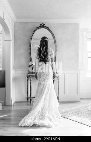 Foto in bianco e nero della sposa che guarda allo specchio Foto Stock