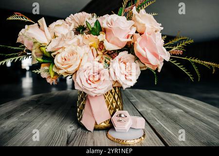 Bouquet di fiori nuziali rosa blush e anello in velluto rosa Foto Stock