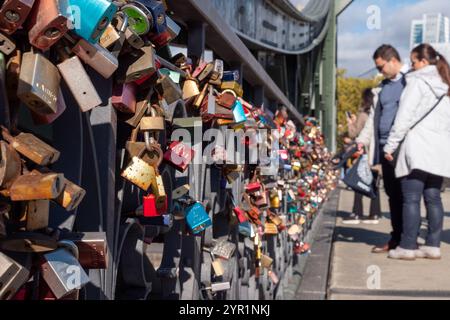 Chiuse su Eiserner Steg (ponte pedonale di ferro), Francoforte, Germania Foto Stock