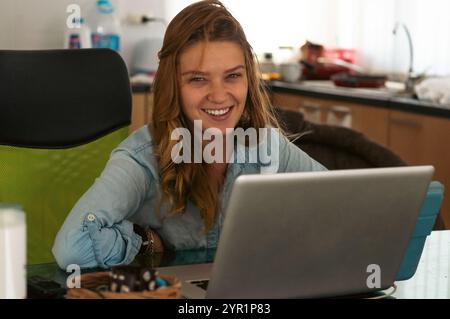 Ritratto di donna sorridente che usa un computer portatile Foto Stock