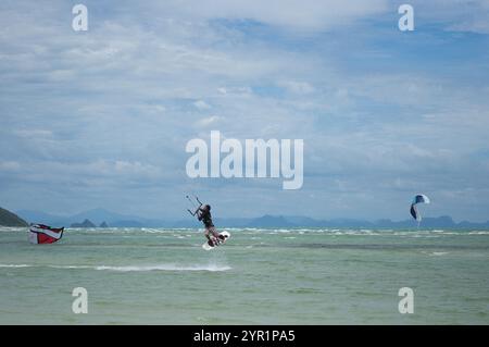 L'aquilone si imbarca con forti venti nel tardo pomeriggio Foto Stock