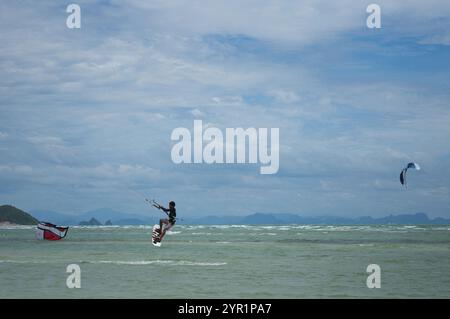 Kite surfer sul mare Foto Stock