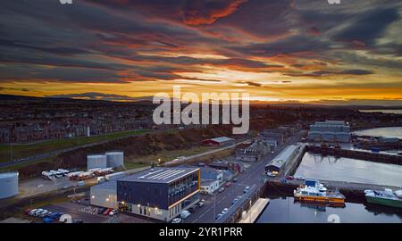 Buckie Harbour Moray Coast Scozia un vivido inverno ormeggiato al tramonto con turbine eoliche e un nuovo edificio Ocean Wave Foto Stock