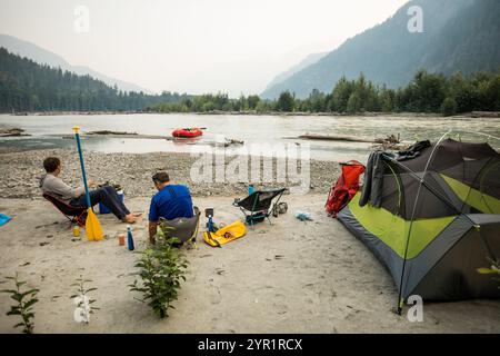 Campeggio sulle rive del fiume Squamish, British Columbia, Canada Foto Stock