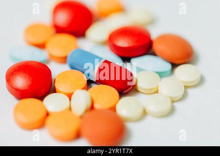 Foto ravvicinata di compresse e capsule colorate per farmaci Foto Stock