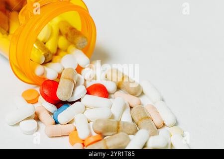 Più pillole fuoriescono da un flacone di prescrizione arancione Foto Stock