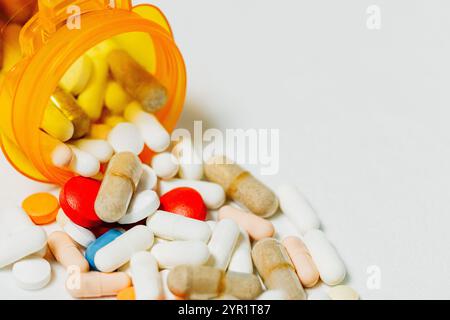 Pillole e capsule fuoriescono dal flacone di prescrizione arancione Foto Stock