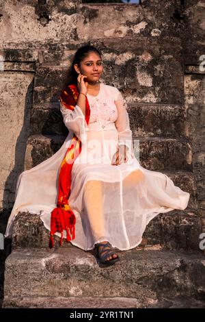 Giovane donna in abiti tradizionali, Gujarat, India Foto Stock