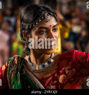 Donna che partecipa a una danza Garba tradizionale, Udaipur, Rajasthan, India Foto Stock