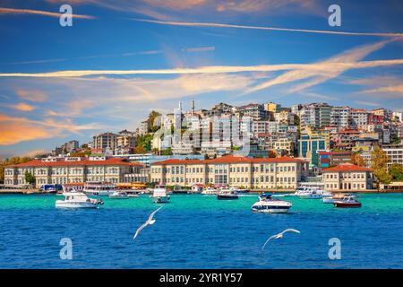 Moschea Cihangir e splendide case sulla costa dello stretto del Bosforo, Istanbul, Turchia Foto Stock