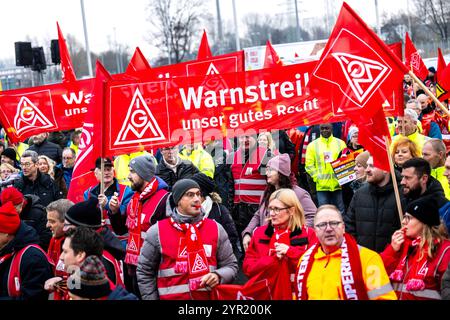 Emden, Germania. 2 dicembre 2024. Gli scioperanti si trovano di fronte allo stabilimento Volkswagen di Emden. IG Metall chiede che i dipendenti di diversi stabilimenti Volkswagen in Germania ricevano un avvertimento. Credito: Sina Schuldt/dpa/Alamy Live News Foto Stock