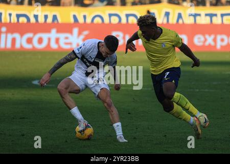 Dennis Man (Parma calcio) in azione contro Fisayo Dele-Bashiru (SS Lazio) durante Parma calcio vs SS Lazio, partita di serie A A Parma, Italia, 1 dicembre 2024 Foto Stock