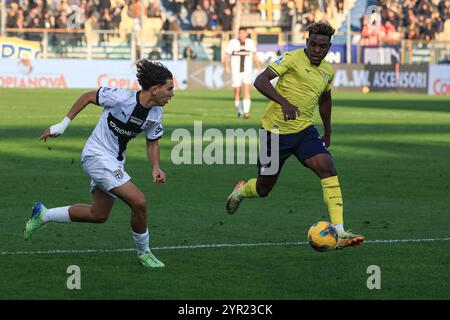 Fisayo Dele-Bashiru (SS Lazio) combatte per il pallone contro Anas Haj Mohamed (Parma calcio) durante Parma calcio vs SS Lazio, partita di serie A A Parma, Italia, 1 dicembre 2024 Foto Stock