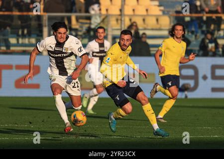 Mario Gila (SS Lazio) combatte per il pallone contro Matteo Cancellieri (Parma calcio) durante Parma calcio vs SS Lazio, partita di serie A A Parma, Italia, 1 dicembre 2024 Foto Stock