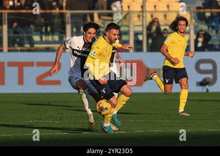 Mario Gila (SS Lazio) combatte per il pallone contro Matteo Cancellieri (Parma calcio) durante Parma calcio vs SS Lazio, partita di serie A A Parma, Italia, 1 dicembre 2024 Foto Stock