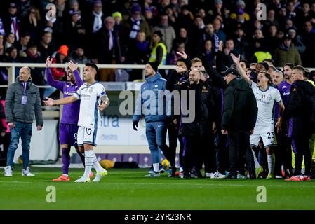 Firenze, Italia. 1 dicembre 2024. Lucas Beltran dell'ACF Fiorentina e Lautaro Martinez dell'FC Internazionale React dopo che Edoardo Bove dell'ACF Fiorentina ha ricevuto cure mediche dopo essere crollato improvvisamente a terra durante il match di serie A Enilive tra l'ACF Fiorentina e l'FC Internazionale allo Stadio Artemio Franchi il 1 dicembre 2024 a Firenze. Crediti: Giuseppe Maffia/Alamy Live News Foto Stock