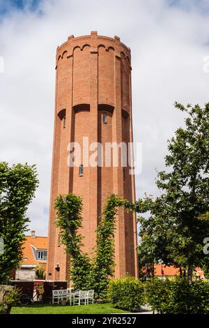 La vecchia torre d'acqua in mattoni rossi fu costruita nel 1934 ed era operativa fino al 1983, ora in disuso. Skagen, Jutland, Danimarca, Scandinavia, Europa Foto Stock