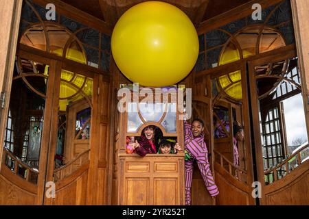 Londra, Regno Unito. 2 dicembre 2024. Il cast si esibisce durante una chiamata fotografica per il Festival invernale di Revel Puck presso la festa Spiegeltent in Fellowship Square, Walthamstow. Durante il periodo festivo, il cast esegue spettacoli circensi dal vivo per adulti e bambini in due spettacoli: "THE RUCKUS, guidato da un cast di interpreti femminili, e "The Ugly Duckling: A Circus Story", una rivisitazione della classica storia del futuro, con un tocco acrobatico. Gli spettacoli si svolgeranno dal 12 dicembre 2024 al 5 gennaio 2025. Crediti: Stephen Chung / Alamy Live News Foto Stock