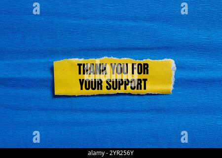 Grazie per il messaggio di supporto scritto su un pezzo di carta giallo strappato con sfondo blu. Grazie concettuale per il vostro simbolo di supporto. Copia Foto Stock