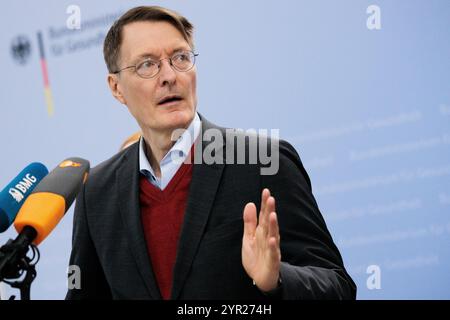 2 dicembre 2024, Berlino: Karl Lauterbach (SPD), Ministro federale della salute, interviene alla consegna del piano d'azione per un sistema sanitario diversificato, inclusivo e privo di barriere presso il Ministero federale della salute. Foto: Carsten Koall/dpa Foto Stock