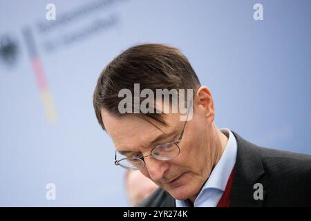 2 dicembre 2024, Berlino: Karl Lauterbach (SPD), Ministro federale della salute, interviene alla consegna del piano d'azione per un sistema sanitario diversificato, inclusivo e privo di barriere presso il Ministero federale della salute. Foto: Carsten Koall/dpa Foto Stock