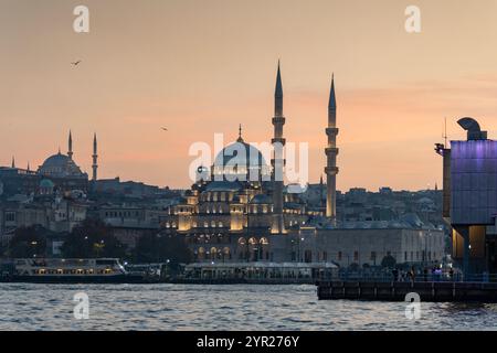 Moschea Yeni Cami (Nuova Moschea) nel quartiere Fatih di Istanbul, Turchia Foto Stock