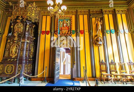 PRAGA, CECHIA - 8 MARZO 2022: La Vecchia sala del Consiglio del Municipio della città Vecchia di Praga, riccamente decorata in stile gotico con rilievi e sculture, CZ Foto Stock