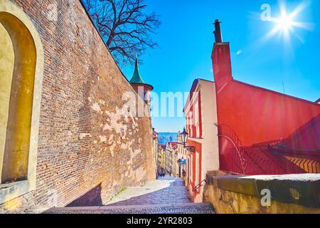 Scala storica del castello presso le mura del castello di Praga, Hradcany, Praga, Cechia Foto Stock
