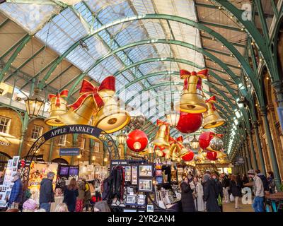 Mercato di mele al Covent Garden con decorazioni natalizie, Londra, Regno Unito Foto Stock