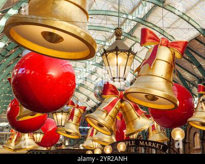 Covent Garden con decorazioni natalizie, Londra, Regno Unito Foto Stock