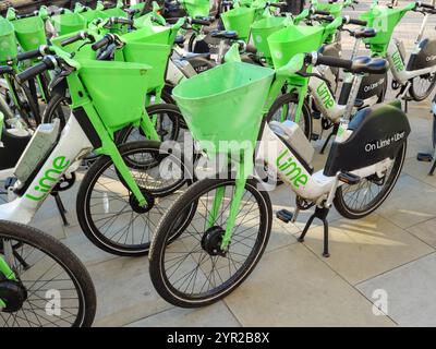 Lime e-bike parcheggiate sulla strada, Londra, Regno Unito Foto Stock