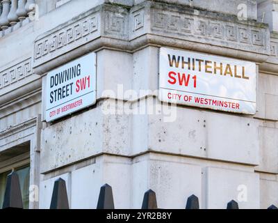 Indicazioni per Downing Street e Whitehall Street, Londra, Regno Unito Foto Stock