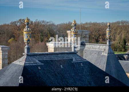 Maincy, Francia - 11 29 2024: Le Grand Noël. Vista panoramica sul tetto, sul giardino alla francese e sugli edifici annessi del castello di Vaux-le-Vicomte dalla cima del Do Foto Stock